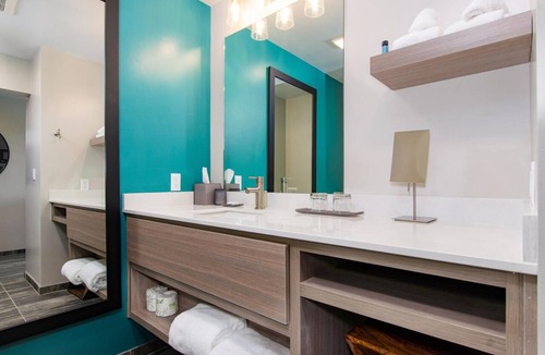 Independence Hotel | Relax in a Contemporary Room Close to Riverview Park & Paddling Adventures