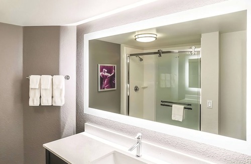 Woodlands Village Hotel | Relax in a Cozy Hotel Room w/Poolside Loungers & Hot Tub Access