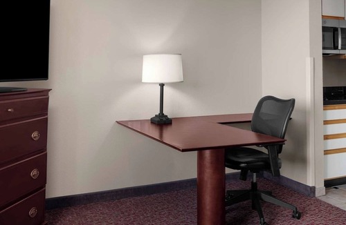 Hillsboro Hotel | Relax in a Suite w/Full Kitchen & Outdoor Space – Perfect for Travelers