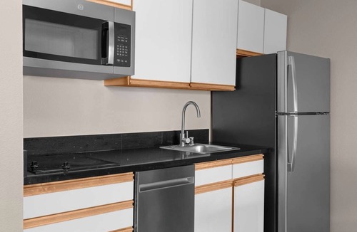 Hillsboro Hotel | Relax in a Suite w/Full Kitchen & Outdoor Space – Perfect for Travelers