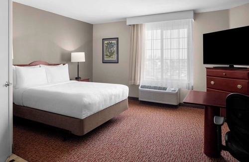 Hillsboro Hotel | Relax in a Suite w/Full Kitchen & Outdoor Space – Perfect for Travelers