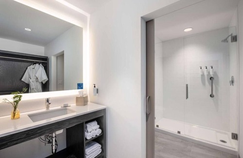 Central Area Hotel | Relax in a Welcoming Salem Retreat that Offers Charm & Comfort Near Attractions