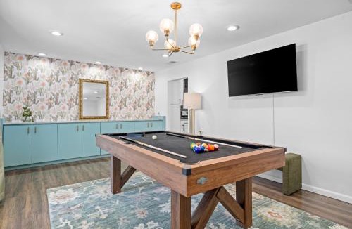 Vance Jackson House | Relaxed Luxury Pet Friendly Home with Pool and Backyard Lounge in San Antonio, TX
