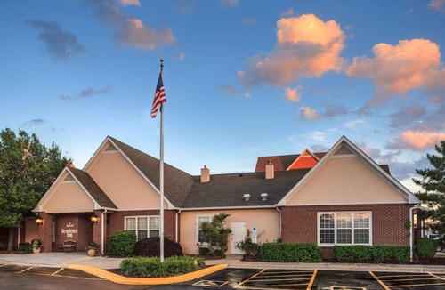 Rosemont Hotel | Relaxing 1BR Suite w/Living Area | Outdoor Pool Access and Free Breakfast