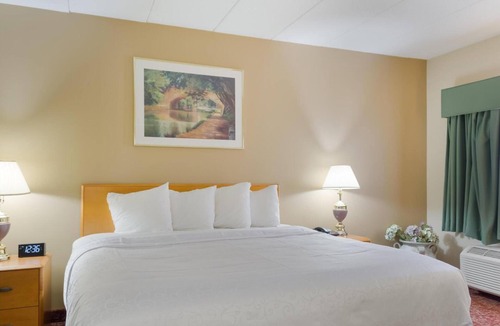 Smithfield Hotel | Relaxing Deluxe King Room near Bally's Twin River Lincoln | Free Bfast & Parking