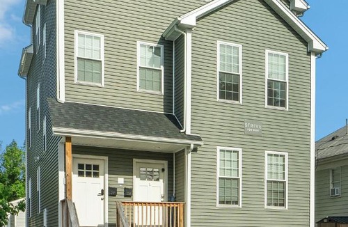 Wanskuck Apartment | Relaxing Getaway Large group Near Prov college