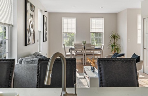 Wanskuck Apartment | Relaxing Getaway Large group Near Prov college