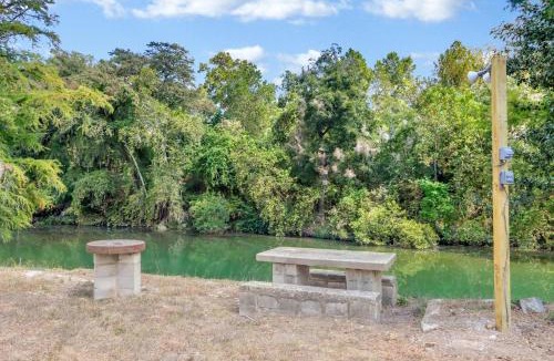 New Braunfels House | Relaxing River Getaway for 5 Unwind and Unplug