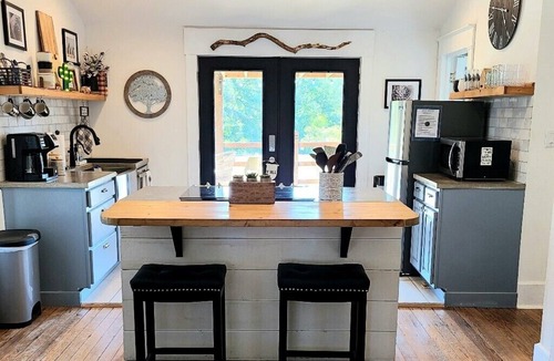 Glen Rose House | Remodeled Modern Farmhouse on acreage near ALL area attractions🌳