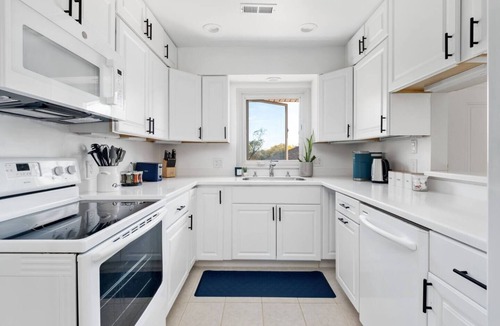 Cherrydale Apartment | Renno Upstairs King Bed | 15 Min to DC | Views
