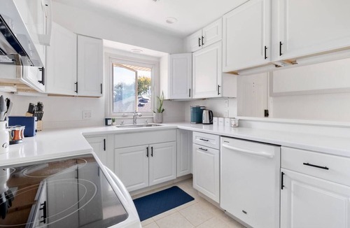 Cherrydale Apartment | Renno Upstairs King Bed | 15 Min to DC | Views