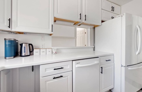 Cherrydale Apartment | Renno Upstairs King Bed | 15 Min to DC | Views