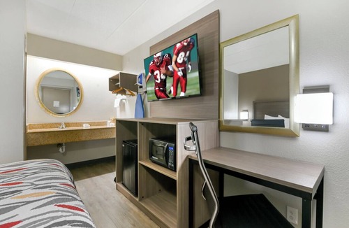 Montpelier Hotel | Renovated 2 Pet-Friendly Rooms Near Montpelier Mansion, Dinosaur Park & DC