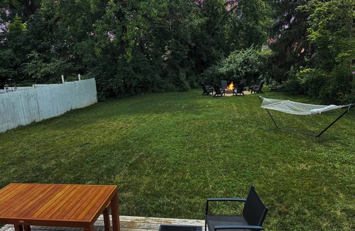 Silverton House | Renovated Farmhouse + Fire Pit + Huge Yard + 4BR