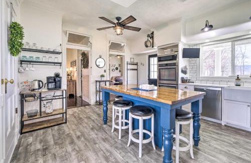 Edinburg House | Renovated Farmhouse w Mountain Views and Fire Pit