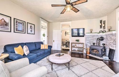 Edinburg House | Renovated Farmhouse w Mountain Views and Fire Pit