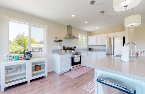 The Dalles House | Renovated home with panoramic river view, patio & AC