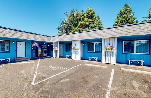 Bandon Apartment | Retro beach experience with fast WiFI - walk to downtown shops & eateries