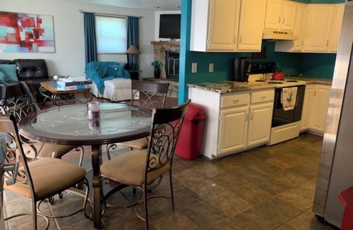 Appleton Apartment | Ritchie’s Apple Place: Teal Waves