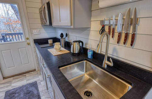 Woodstock Cabin | Rivah Retreat -River Front- Fishing -Hot tub