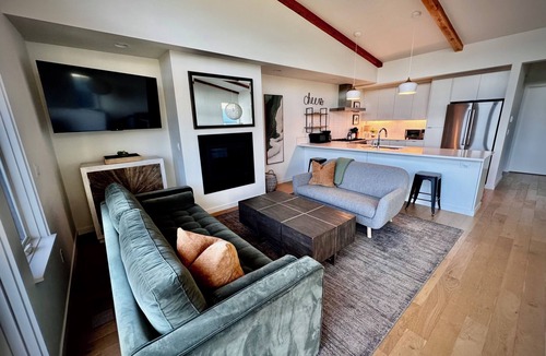 Hood River House | River Breeze - Modern luxury townhome, right in downtown w/panoramic river view.