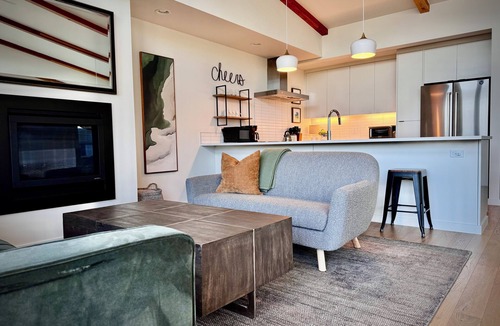 Hood River House | River Breeze - Modern luxury townhome, right in downtown w/panoramic river view.