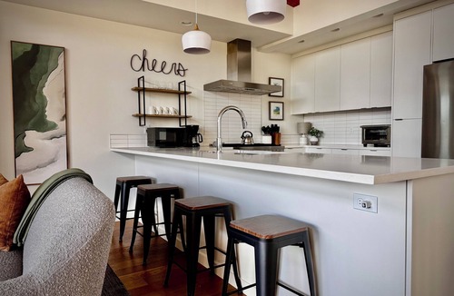 Hood River House | River Breeze - Modern luxury townhome, right in downtown w/panoramic river view.