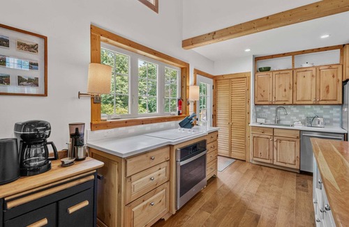 Fleetwood House | River Refuge - walk to river, hot tub, pet friendly!