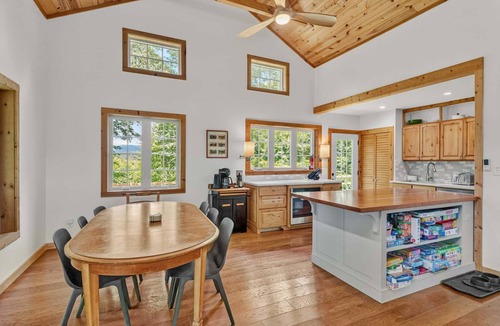 Fleetwood House | River Refuge - walk to river, hot tub, pet friendly!