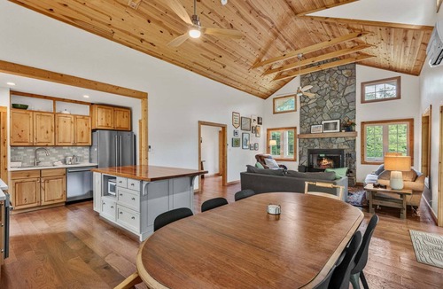 Fleetwood House | River Refuge - walk to river, hot tub, pet friendly!