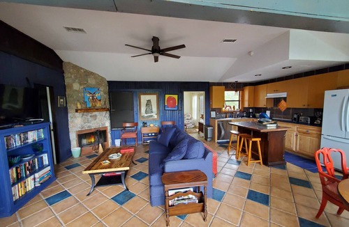 Wimberley Resort | River Rose Retreat Center: Whole property holds 15 adults