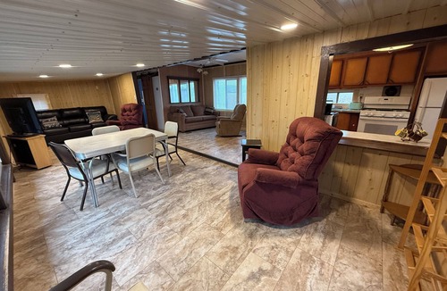 Niota Cabin | River’s Edge Retro: Cozy Slumber, Grand Views