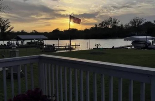 Fox River Grove Cottage | Riverfront Cottage/sauna/kayaks/dock/firepit