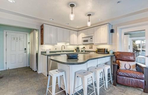 Bend House | Riverfront Cottage - Steam Room & Pet Friendly