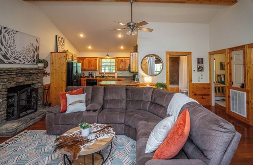 Heber Springs Cabin | Riverfront Little Red Trout Cabin, Hot Tub & Views