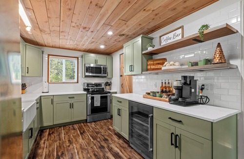 Paradise Estates Cabin | Riverfront Luxury Cabin-Hot Tub-EV-Deluxe Kitchen-WiFi