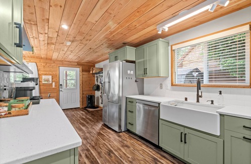 Paradise Estates Cabin | Riverfront Luxury Cabin-Hot Tub-EV-Deluxe Kitchen-WiFi