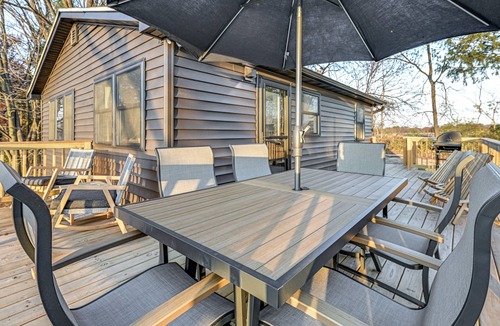 Wisconsin Dells Cabin | Riverfront Reset! Dells Cabin w/Kayaks & Deck