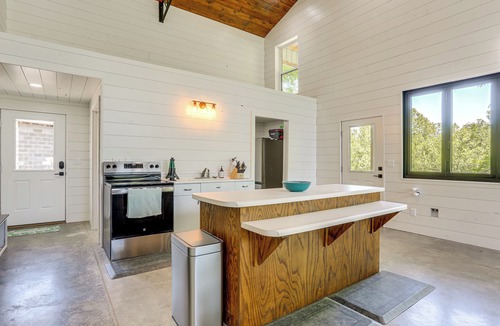 Vulcan Cabin | Riverfront Retreat w/Porch & Views in Des Arc!
