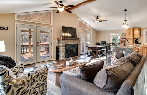 Franklin House | Riverfront Retreat with Deck, Fire Pit & Views