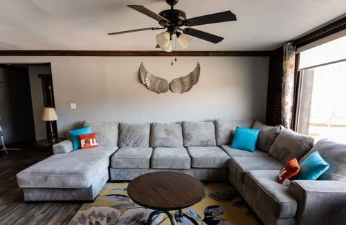 Ohiopyle House | Riverfront Trailside Hotel Minutes to Fallingwater 3Bdrm/2 Bath Suite