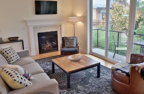 Langley Condo | Robins Nest Langley-Modern Condo In Downtown Langley