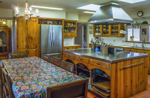 Scenic Brook West House | Rockin' Y Ranch - Pool, Pickleball Court, Party Barn, 15 Minutes to Downtown.
