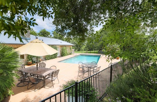Scenic Brook West House | Rockin' Y Ranch - Pool, Pickleball Court, Party Barn, 15 Minutes to Downtown.