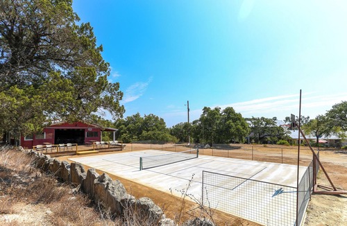 Scenic Brook West House | Rockin' Y Ranch - Pool, Pickleball Court, Party Barn, 15 Minutes to Downtown.