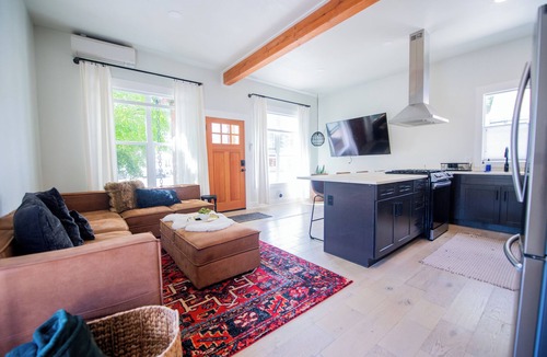 Murphy House | Rogue House · 1800s Downtown Storefront · Hot Tub · Fire Pit · Walk to River