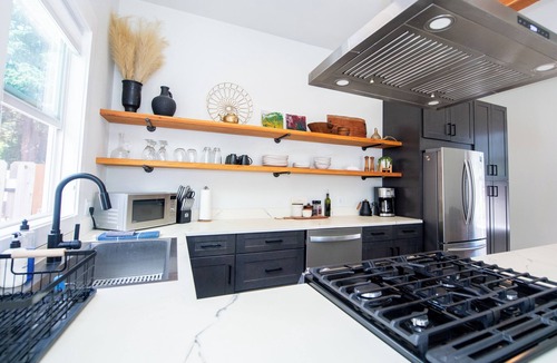 Murphy House | Rogue House · 1800s Downtown Storefront · Hot Tub · Fire Pit · Walk to River