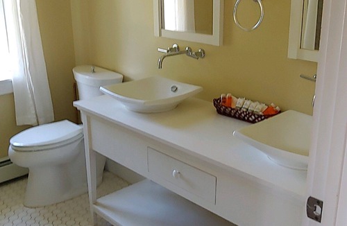 Salisbury House | Romantic 1-Bdrm on Lake Dunmore, Views, Linens, Beach, Marina, Pub, Sleeps 4