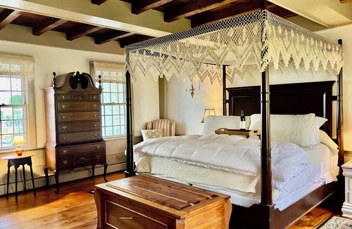 Lisbon House | Romantic, Historic 1750 Early Colonial House near Casinos, Spa, Mystic and more!