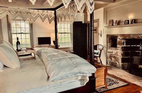Lisbon House | Romantic, Historic 1750 Early Colonial House near Casinos, Spa, Mystic and more!